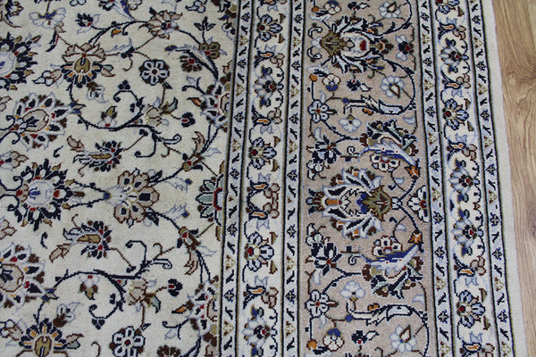 Fine Persian Kashan carpet with great design and superb colours 350 x 250 cm