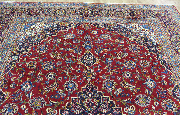 A good example of a Persian Kashan carpet with superb colours 387 x 292 cm