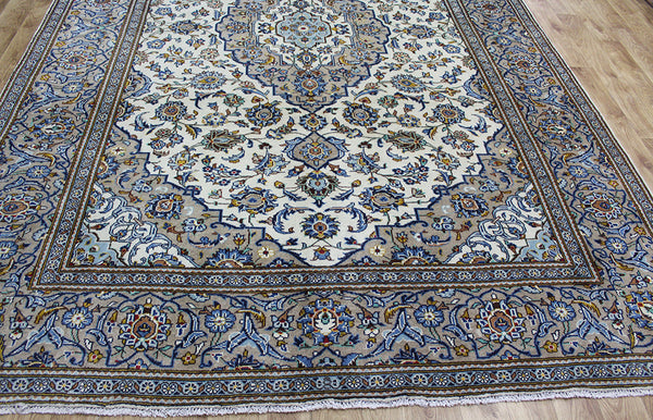 Fine Persian Kashan carpet with great design & superb colours 360 x 250 cm