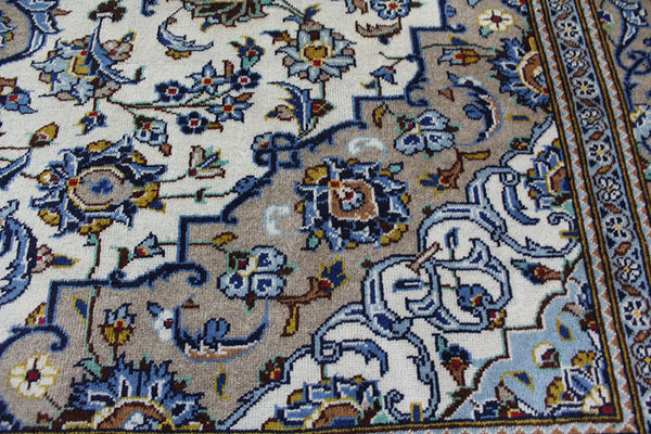 Fine Persian Kashan carpet with great design & superb colours 360 x 250 cm