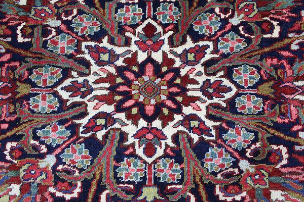 ANTIQUE PERSIAN HERIZ CARPET OF GOOD ROOM SIZE, MEDALLION DESIGN, CIRCA 1900.