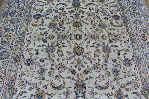 Signed Persian Kashan Carpet of Classic Floral Design 335 x 220 cm