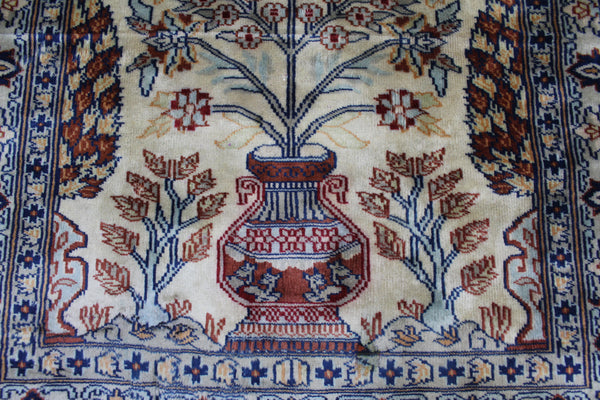 Fine Kashmir Rug with Vase design 120 x 80 cm