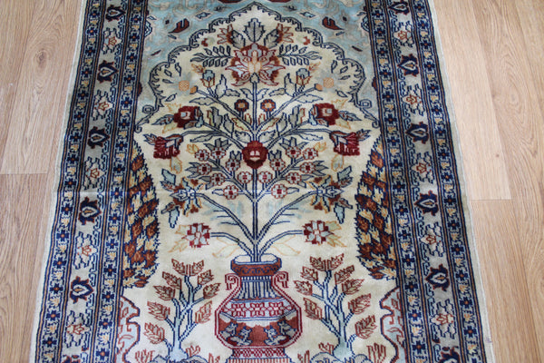 Fine Kashmir Rug with Vase design 120 x 80 cm