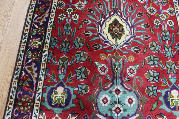 AN OUTSTANDING PERSIAN TABRIZ RUNNER WITH ALLOVER VASE DESIGN 375 X 100 CM