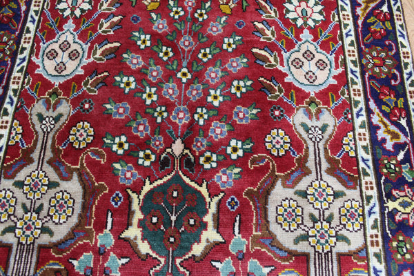 AN OUTSTANDING PERSIAN TABRIZ RUNNER WITH ALLOVER VASE DESIGN 375 X 100 CM