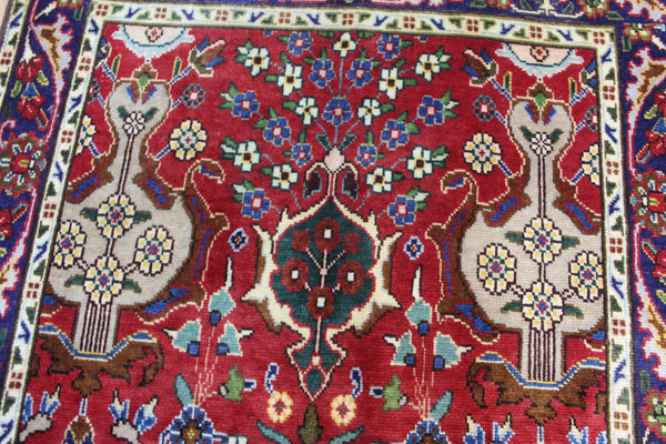 AN OUTSTANDING PERSIAN TABRIZ RUNNER WITH ALLOVER VASE DESIGN 375 X 100 CM