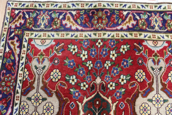 AN OUTSTANDING PERSIAN TABRIZ RUNNER WITH ALLOVER VASE DESIGN 375 X 100 CM