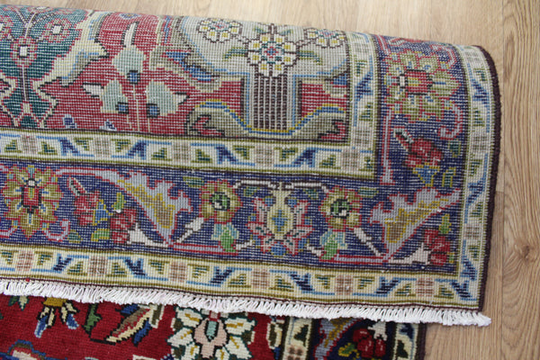 AN OUTSTANDING PERSIAN TABRIZ RUNNER WITH ALLOVER VASE DESIGN 375 X 100 CM