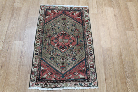 Antique Persian Hamedan rug, Medallion design 95 x 60 cm