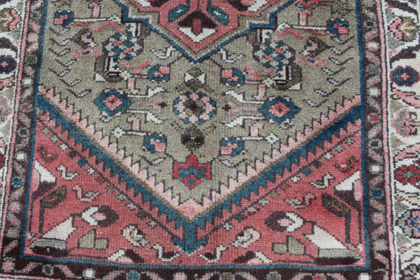 Antique Persian Hamedan rug, Medallion design 95 x 60 cm
