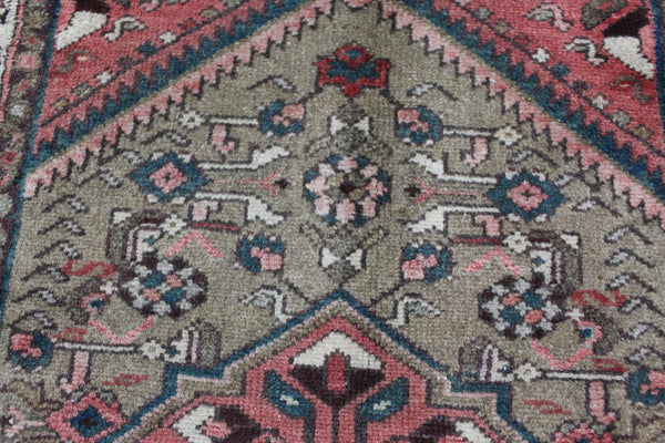 Antique Persian Hamedan rug, Medallion design 95 x 60 cm
