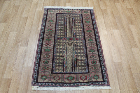 Fine Persian Gochan rug with double Mehrabi design 130 x 88 cm