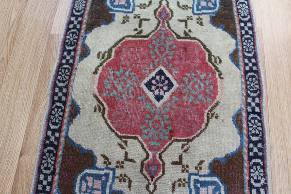 Antique Persian Tabriz Rug, 85 x 55 cm