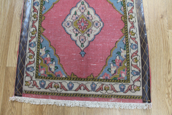 Fine Persian Sarouk Rug, Medallion design and super colour 80 x 67 cm