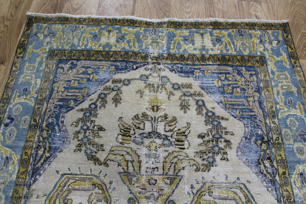 ANTIQUE PERSIAN QUM RUG WITH PLEASING FLORAL DESIGN 130 X 92 XM