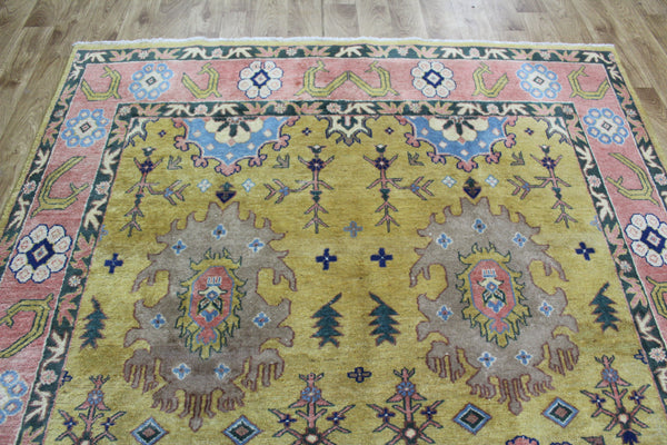 OLD PERSIAN MAHAL CARPET WITH A LARGE SCALE FLORAL DESIGN 295 X 190 CM